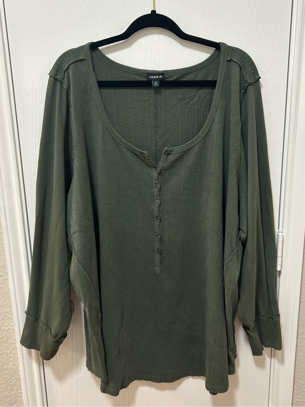 Torrid Army Green Long Sleeve Henley Top Size 6 (28-30)
